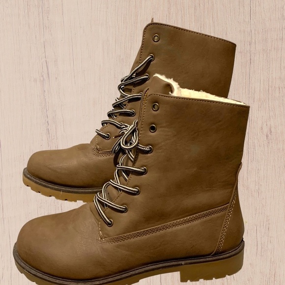 Faux‎ Sherpa lined boots - Picture 2 of 9